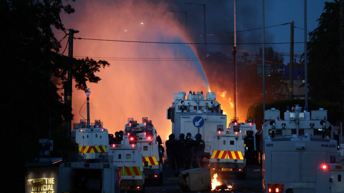Belfast en ébullition après l'agression au couteau : tensions et violences persistantes