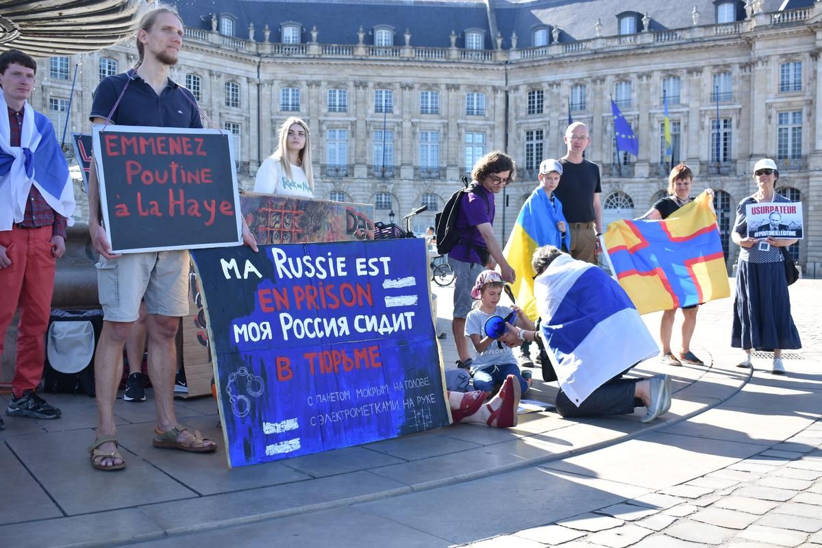 Des réfugiés russes s'opposent à Poutine à Bordeaux pour le Jour de la Russie