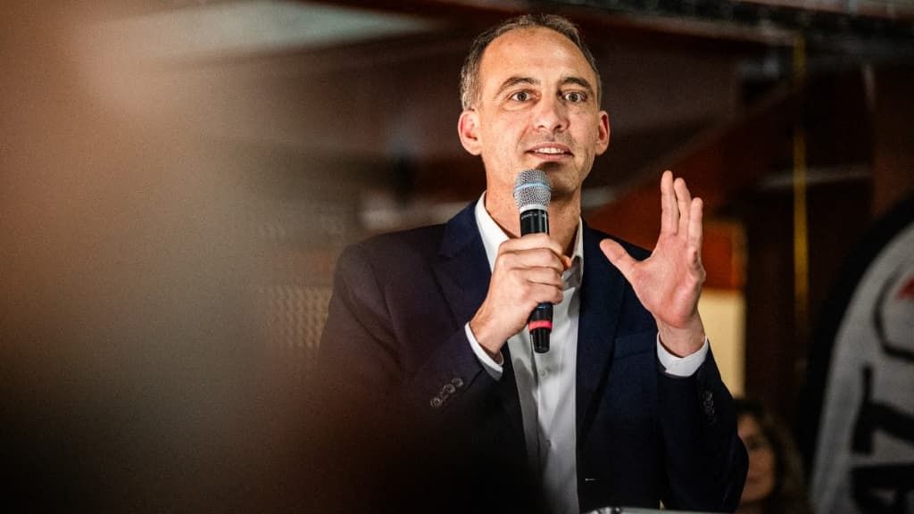 Raphaël Glucksmann en quête de légitimité face à LFI et au PS pour la présidentielle 2027