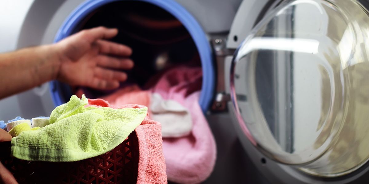 Protégez vos couleurs : 10 conseils pour un lavage sans déteinte