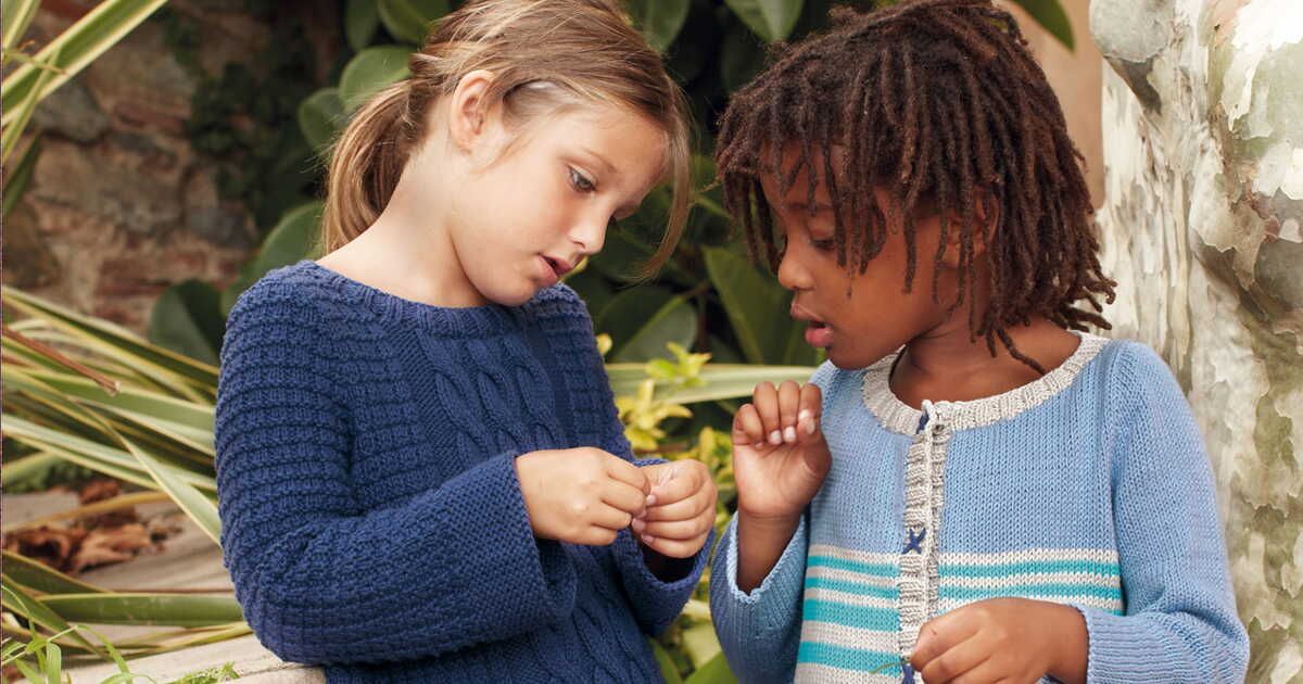 Un pull marine à torsades pour enfant