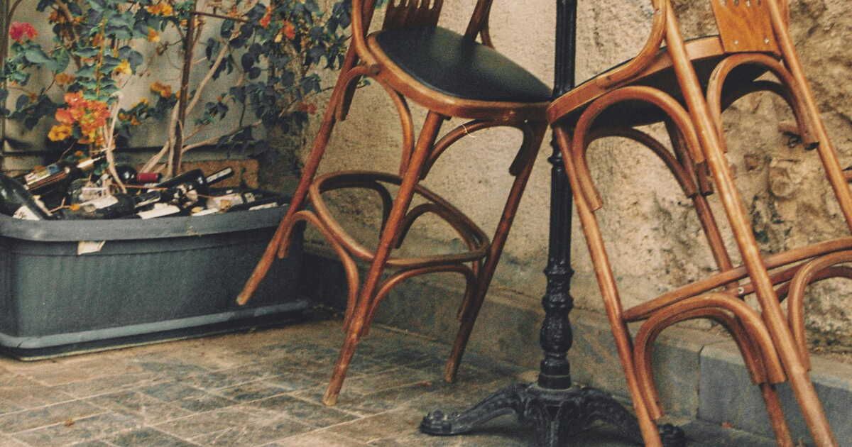 Comment nettoyer une terrasse tachée d'huile : nos astuces pratiques
