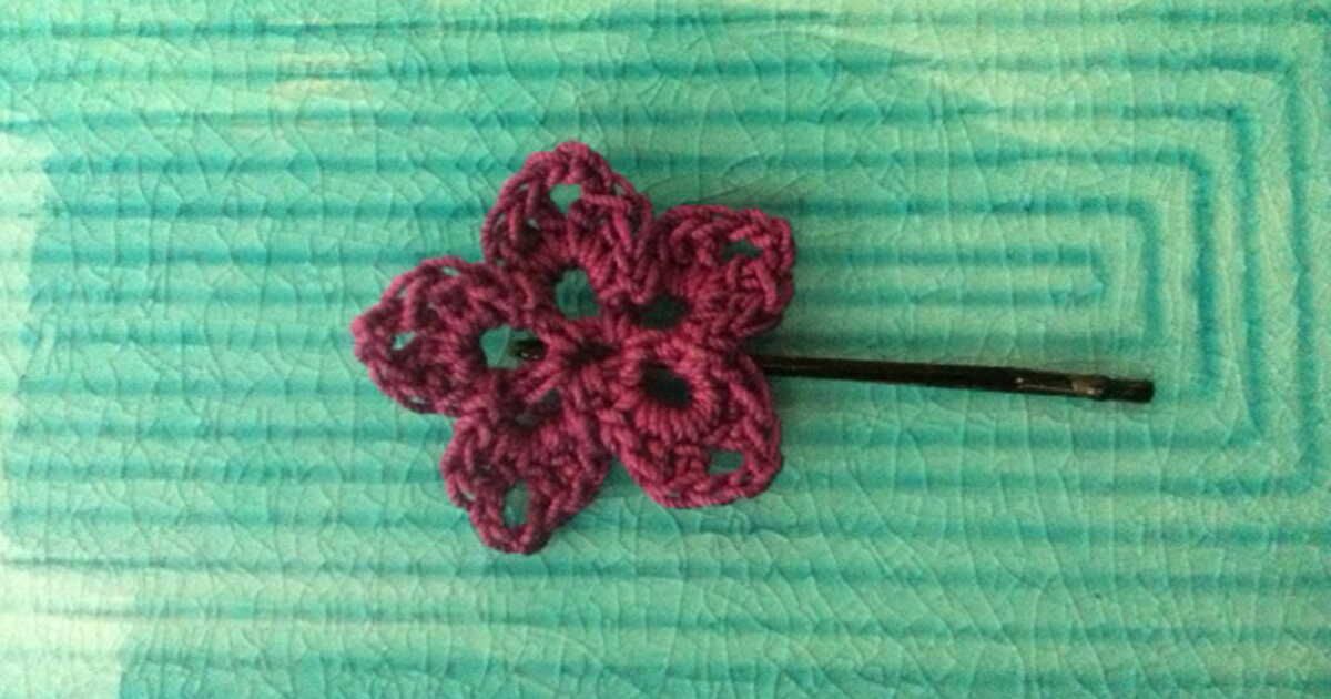 La délicatesse d'une barrette fleurie au crochet