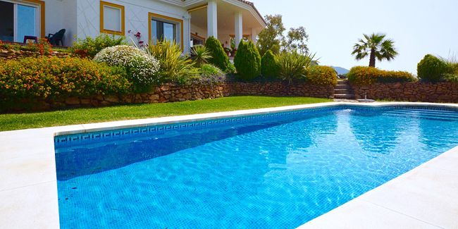Construire une piscine : les essentiels à ne pas négliger
