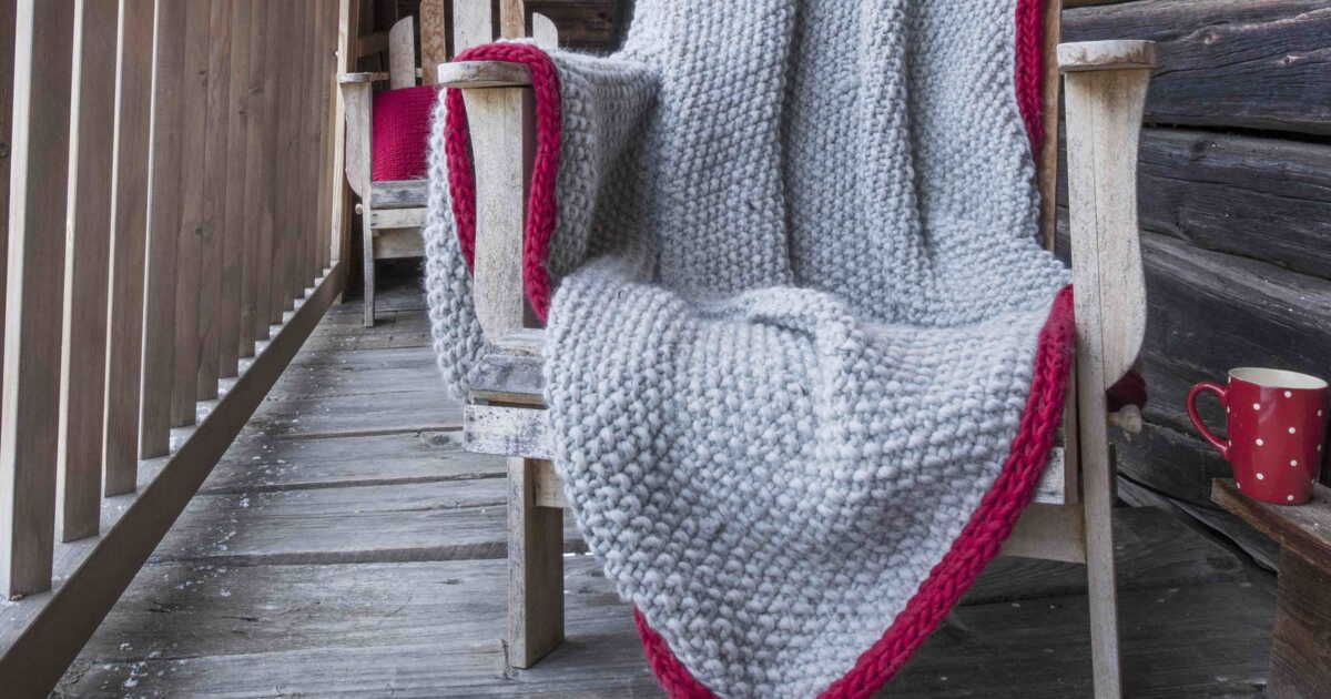 Comment tricoter un plaid au point de riz bordé de cordelette ?