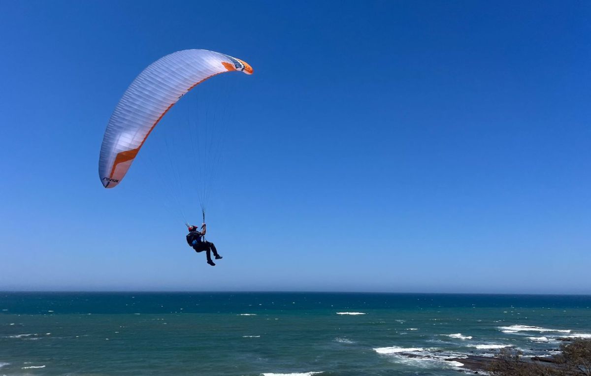 Tragédie en parapente : un septuagénaire perd la vie dans les eaux du Finistère