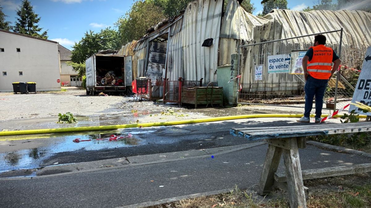 Esvres-sur-Indre : un incendie ravage Emmaüs, les compagnons se mobilisent