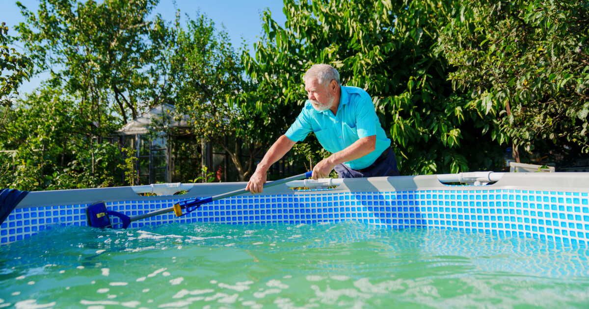 Entretien de votre piscine : astuces pour nettoyer margelles et ligne d'eau