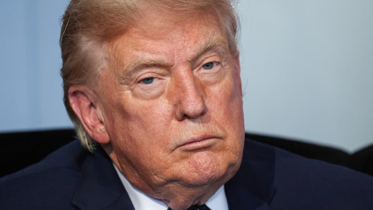 Trump envisage de rétablir les sanctions sur le pétrole russe alors que les prix chutent