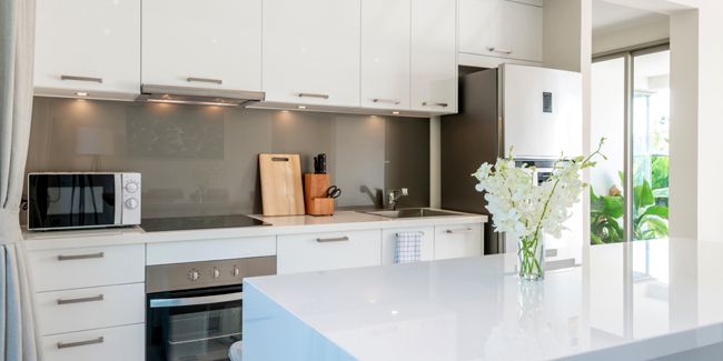 Choisir la crédence de cuisine : matériaux et couleurs tendance pour embellir votre espace