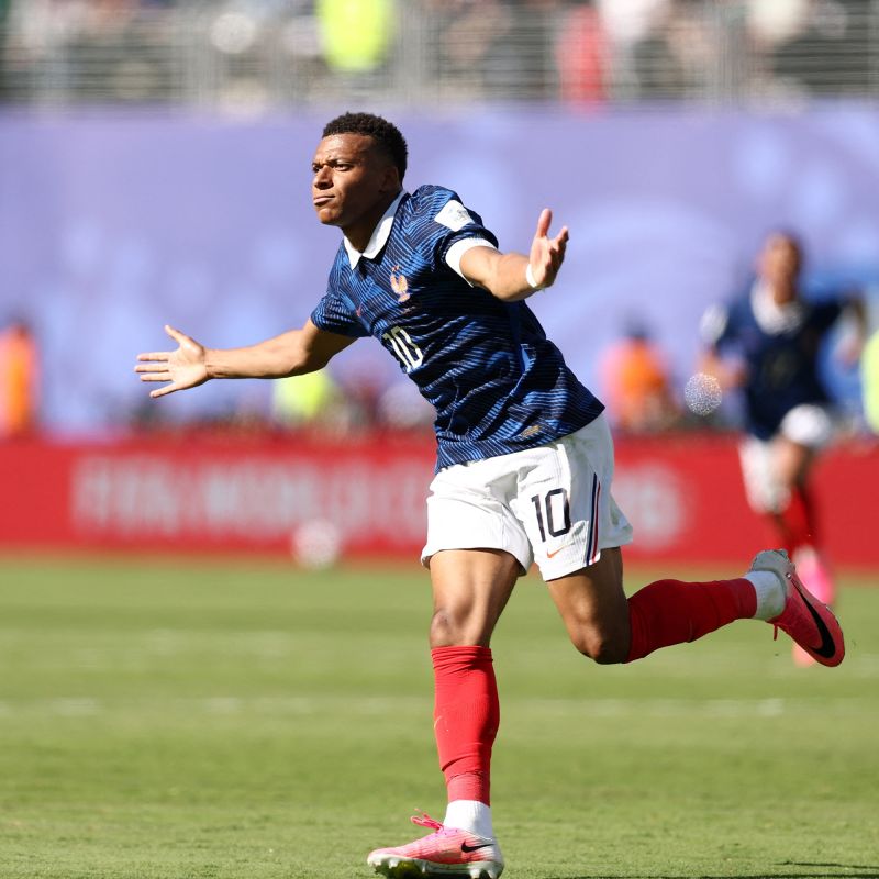 Kylian Mbappé brille dès l’entrée de la France au Mondial avec un doublé contre le Sénégal
