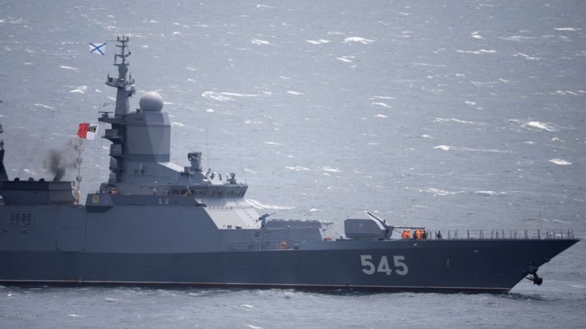Tirs de semonce russes : un yacht britannique au cœur d'une tempête maritime