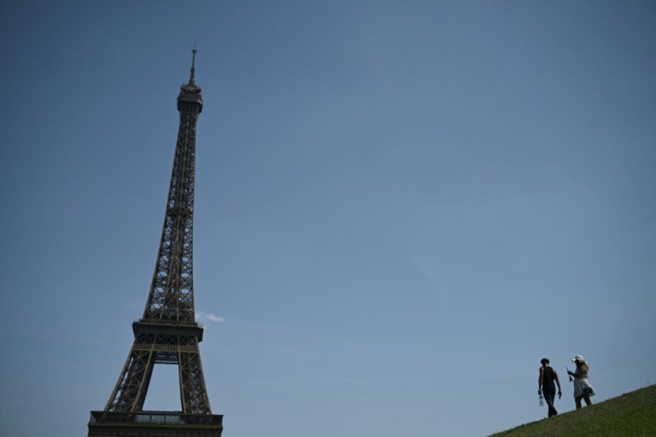 La tour Eiffel et le Louvre s'adaptent à la chaleur : Fermetures anticipées en période de canicule