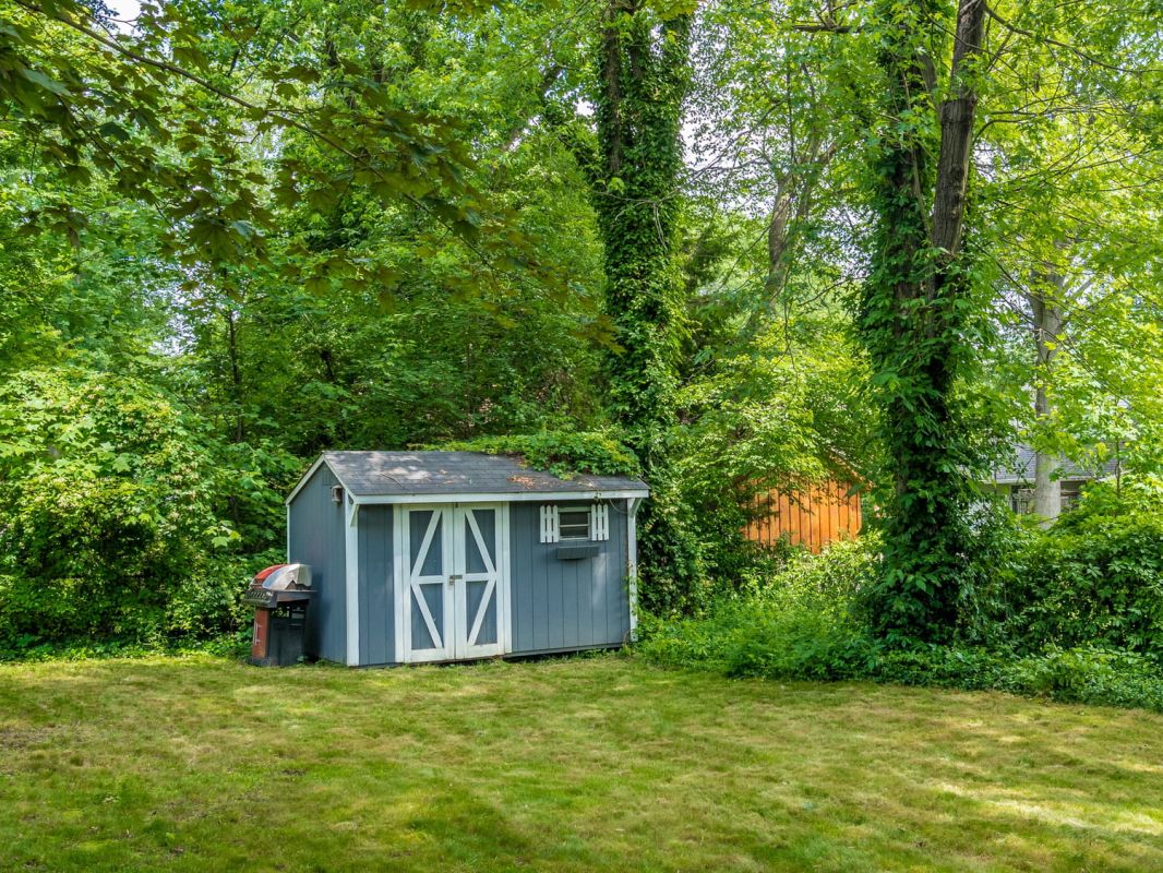 Comment choisir l'abri de jardin idéal : matériaux, dimensions et régulations