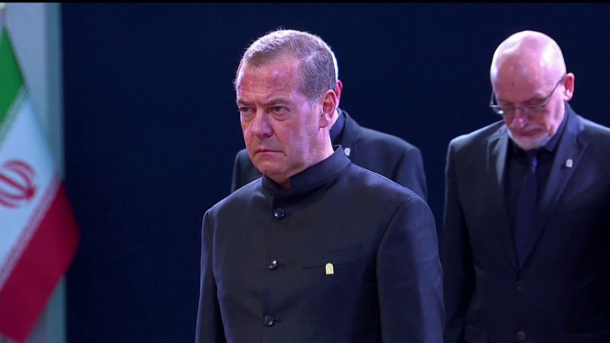 Dmitri Medvedev fait ses adieux à Ali Khamenei à Téhéran