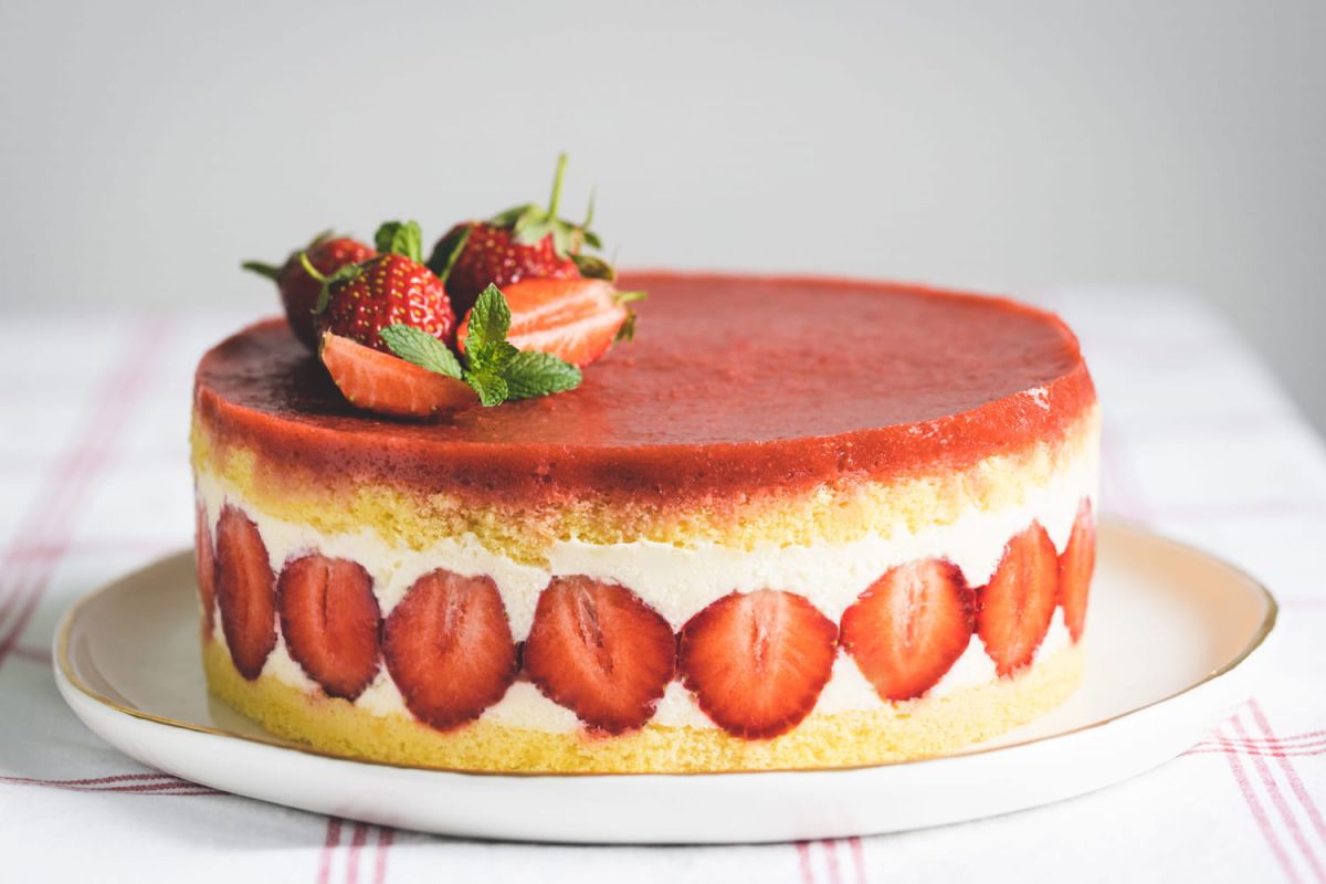 Découvrez la recette parfaite du fraisier, le dessert adoré des Français