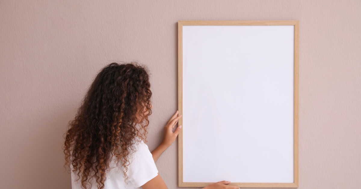 Des astuces pour accrocher un cadre sans abîmer vos murs
