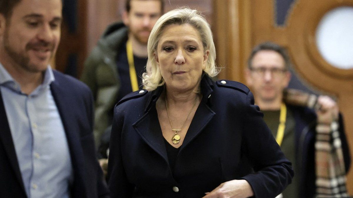Marine Le Pen face à un tournant décisif : son avenir politique en jeu à Paris