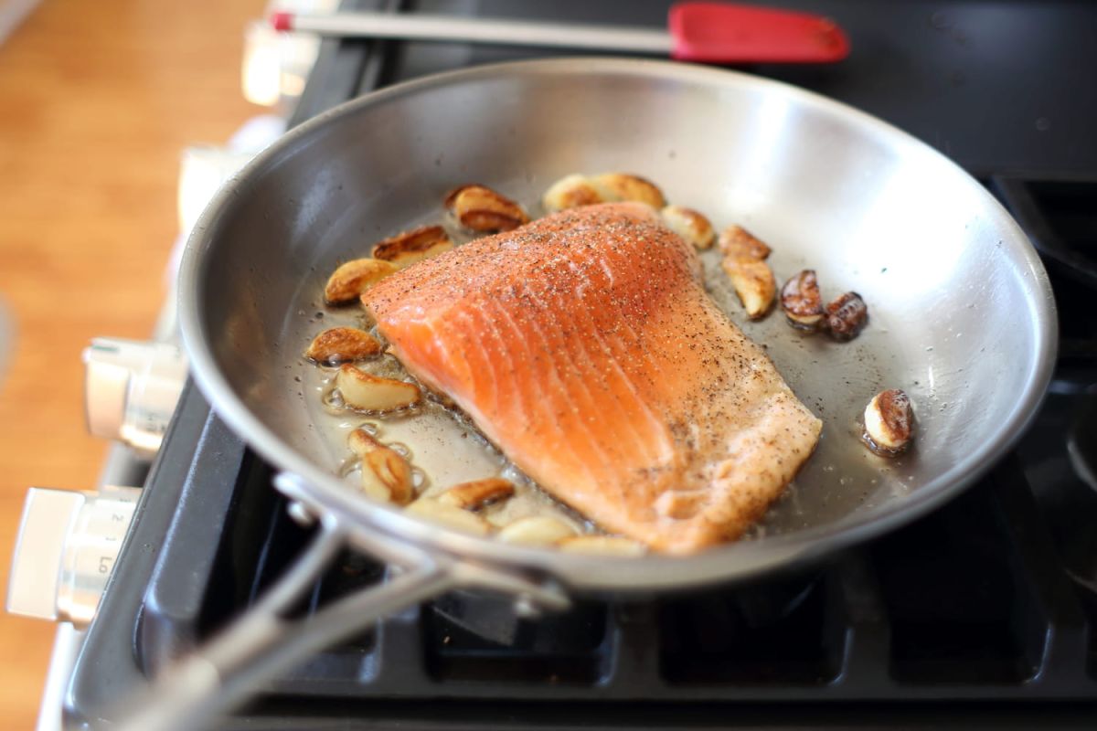 Adieu aux aliments collants dans votre poêle inox, découvrez la technique simple