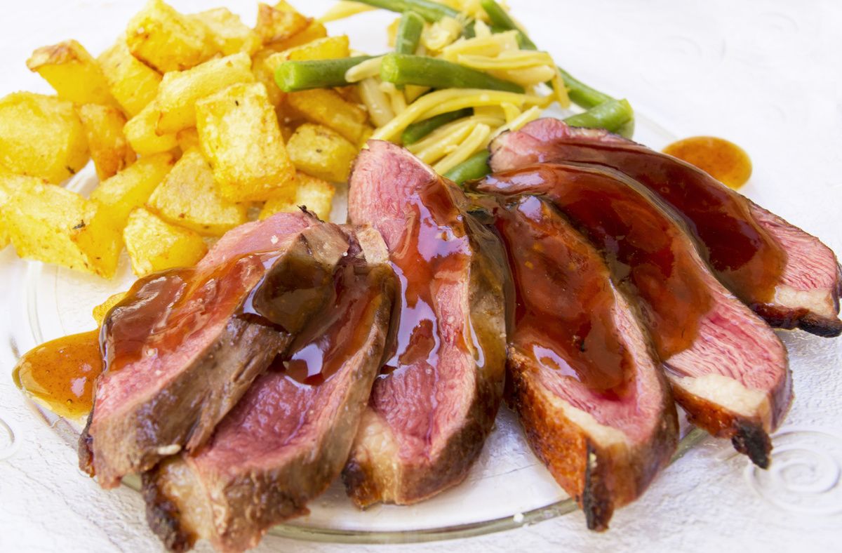 Magret de canard au miel et vinaigre balsamique : une recette savoureuse et facile à réaliser