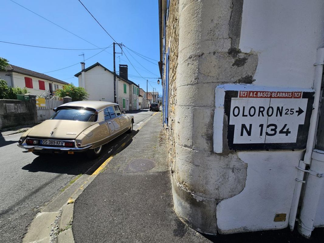 « Ça appartient à tous les Français, c’est notre histoire » : à la recherche des dernières plaques Michelin des bords de route