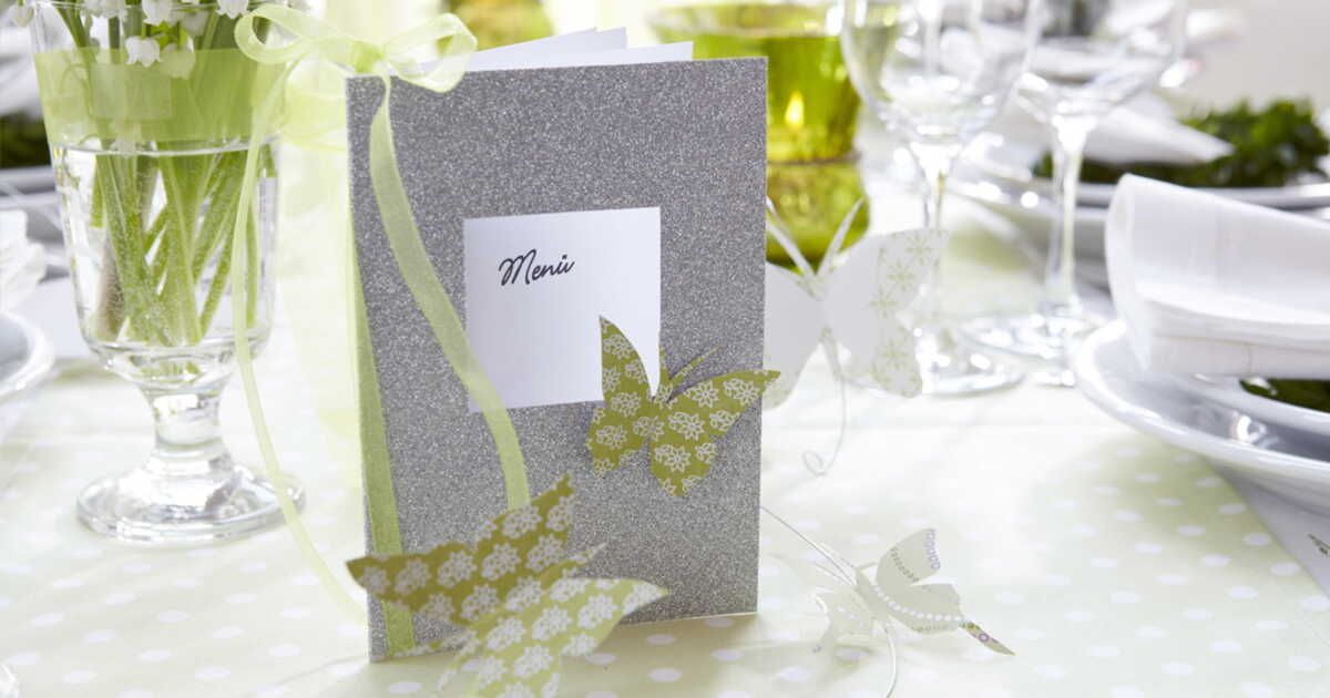 Un menu avec des papillons