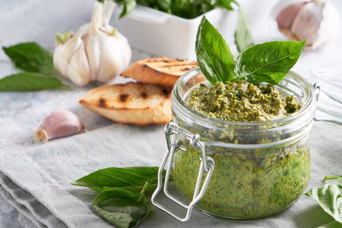 la sauce au basilic, une alternative légère au pesto