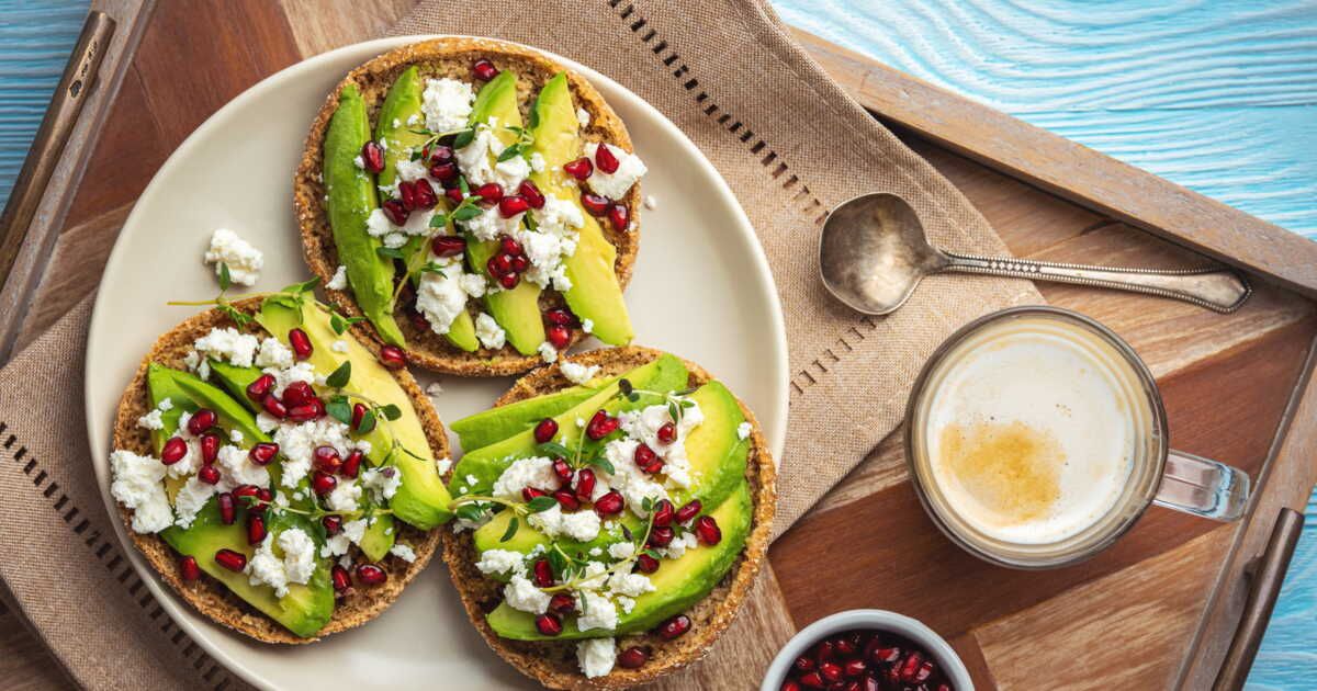 Grated egg avocado toast : la recette revisité du toast à l'avocat super tendance
