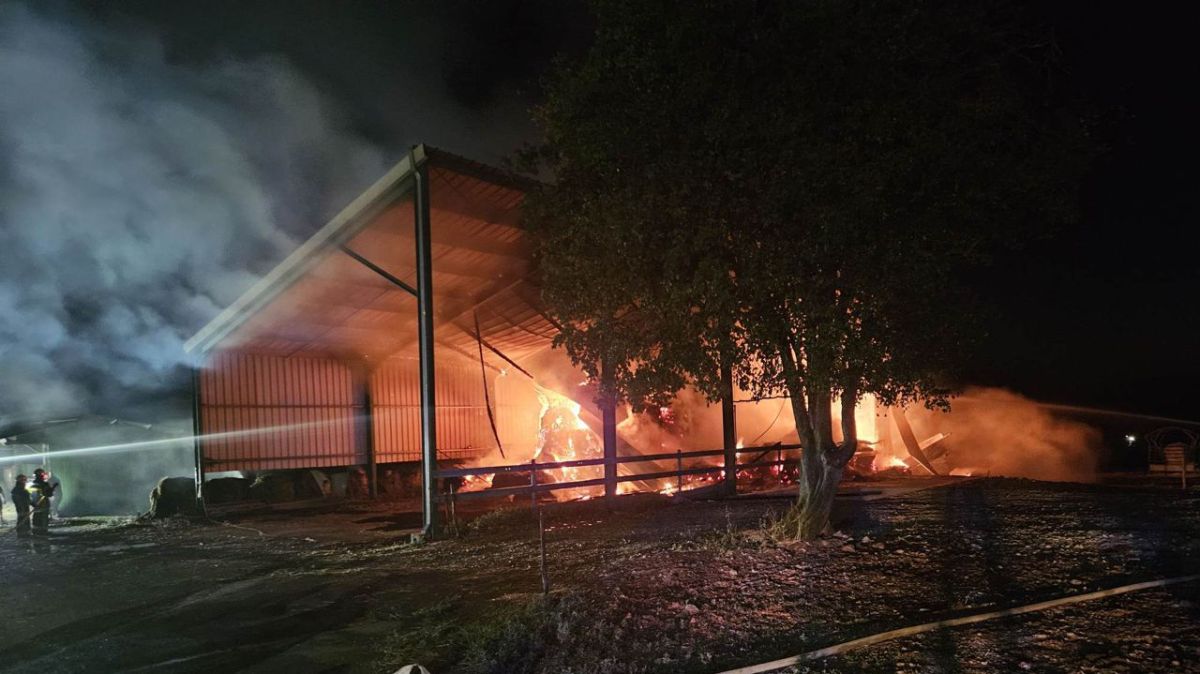 Un incendie ravage un hangar près de Niort, 60 tonnes de foin en flammes