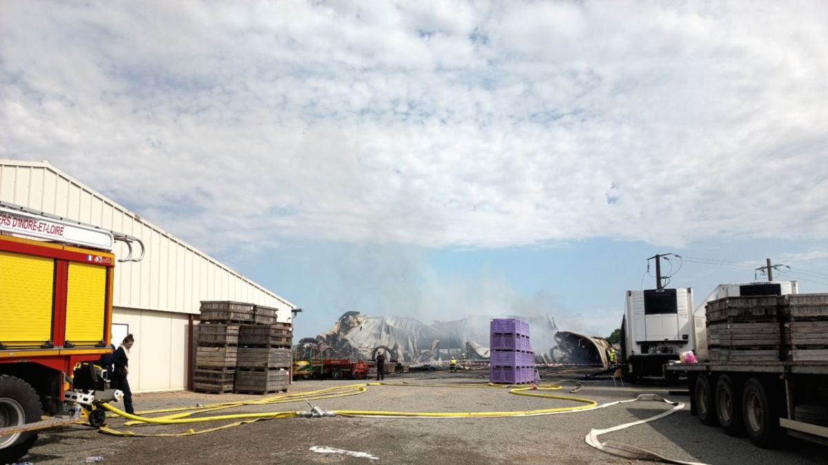 Un incendie ravage un entrepôt agricole dans l'Indre-et-Loire